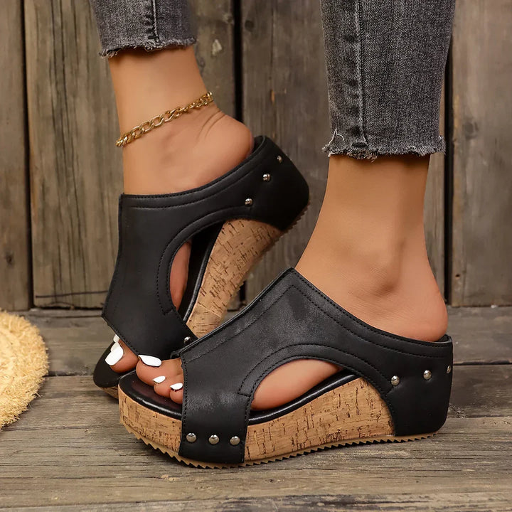 Victoria |Stud Wedges
