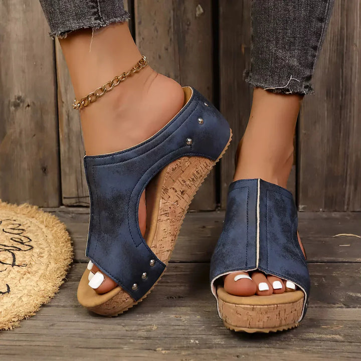 Victoria |Stud Wedges